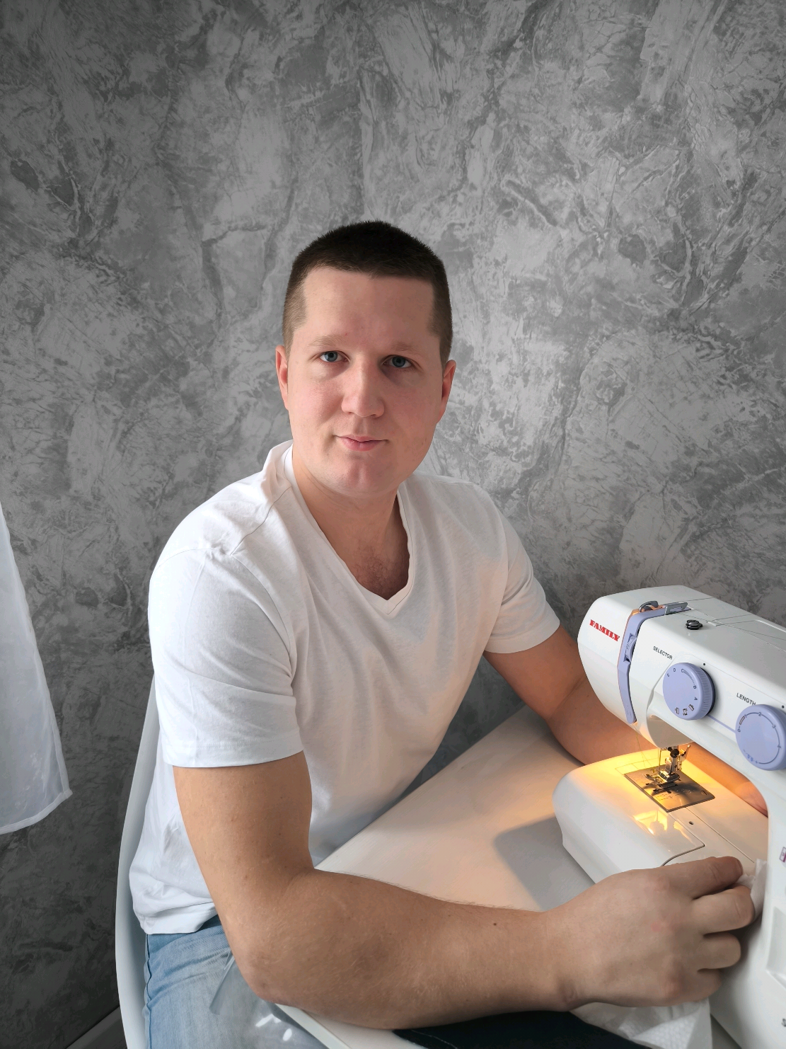 Идеальные строчки на разных типах ткани🪡🧵 Зачастую сталкиваюсь с тем, что мастерица жалуются, что ее машинка не шьёт шифон, джинс, эластичные ткани и таму подобное. Строчка не красивая, возникают пропуски... и так далее. ❗НО Я ВАС УВЕРЯЮ❗ Когда швейная машина настроена идеально, подстроить её под разные типы тканей становится настоящим удовольствием! Достаточно лишь покрутить тумблер натяжения нити и подобрать подходящую иглу для конкретного материала.  Однако, чтобы машинка с лёгкостью воспринимала корректировки натяжения, она должна работать без изъянов в целом. Регулярное обслуживание и тщательная настройка — залог успешного шитья. Убедитесь, что ваша швейная машина в отличном состоянии, и творчество станет ещё более увлекательным! ✂️✨ #швейнаямашинка #ремонтшвейнихмашин #пошивназаказ #швейныеиглы #индивидуальныйпошив #ремонтшвейнихмашин #худи #ремонтшвейныхмашинминск #одежданазаказ 