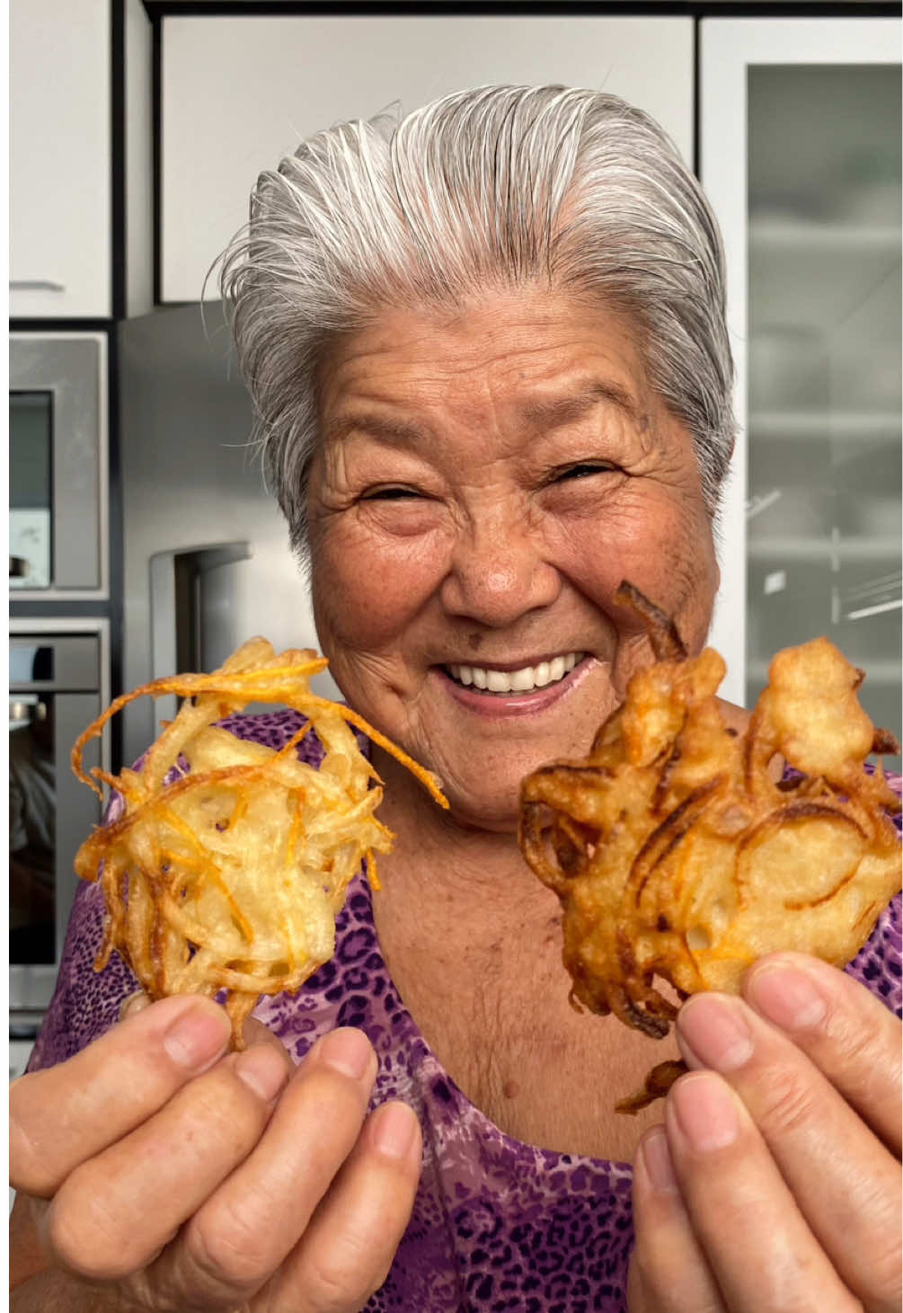 TEMPURÁ 天ぷら DA BATCHAN 🥢 vem aprender com a gente como fazer um tempurá crocante, sequinho e igualzinho àqueles da feirinha da Liberdade 🫶 ⠀ se você nem faz ideia do que tempurá é, basicamente é uma fritura de vegetais ou frutos do mar com pouca massa, que fica mega saborosa e com essa textura crocantinha irresistível! ⠀ claro que, como essa nossa versão é vegana, fizemos com cenoura e cebola fatiadas fininhas, mas você também pode usar cebolinha, vagem, brócolis ou outro legume que gostar 🙆 ⠀ não tem beeeem um receita, tá? é só farinha de trigo sem fermento e água GELADA, que você vai misturar até chegar no ponto que mostramos no vídeo! ⠀ façam, marquem a gente e contem se querem mais gravações na casa da vó ✨✨✨ #tempura #comidajaponesa #receitas #receitasimples #vegano