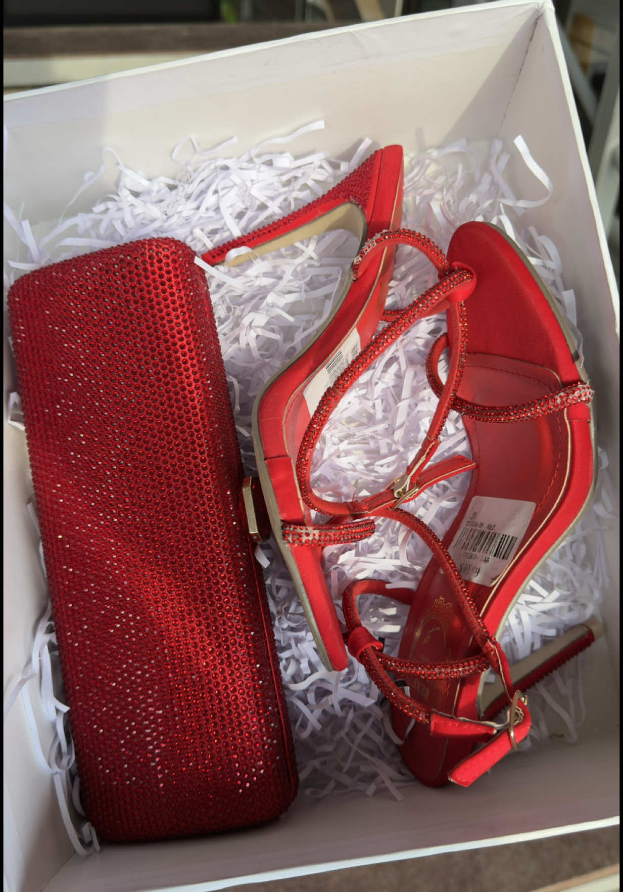 Red combo ❤️❤️❤️. ☎️:0776625854 📍Kyato complex after equatorial mall .  #redcombination #valentinegiftideas #elegantclutchbag #uniquebagsinuganda #inezaluxurycollection #highqualitybags #wedeliver #kampala #fyp #fypシ゚ 