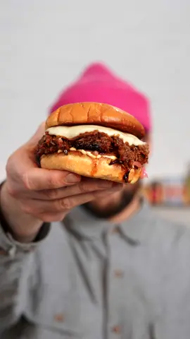 Burger de boeuf effiloché 🍔 Les ingrédients - 1,2kg de plat de côte - 1 oignon  - 2 gousses d’ail - 15cl de bière - 1L de bouillon de boeuf - 1 càs d’épice cajun - 1 càc de paprika fumé - 1/2 càc de sel - Laurier - Thym - 1 oeuf entier - 1 càs de moutarde - 1 càs de vinaigre - 1 càs de sauce piquante - 30cl d’huile de tournesols - Pickles d’oignons rouges - Potato buns - Tranches de provolone  #tiktokfood #burger #pulledbeef 