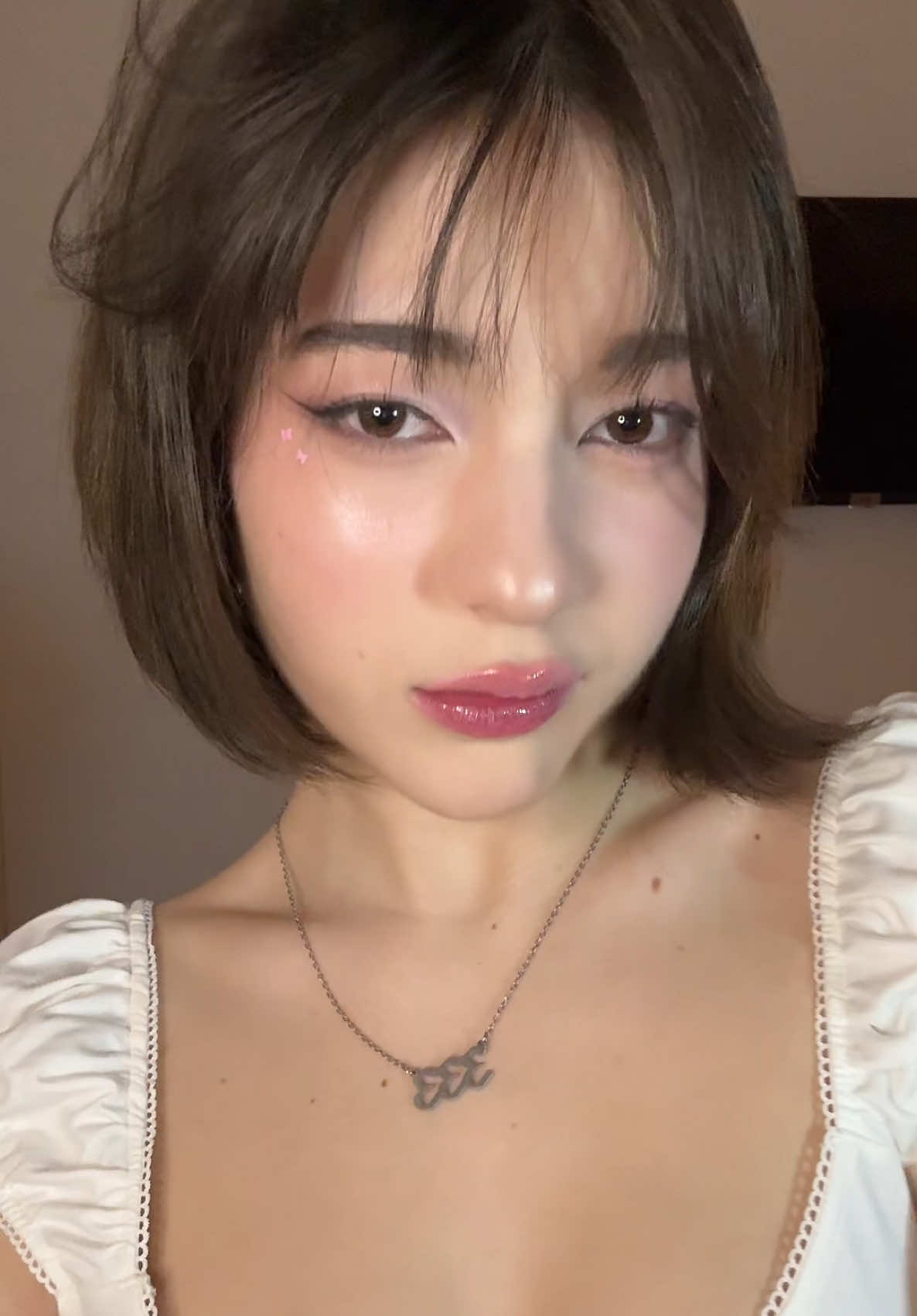 collide collide 😝😝 #stvalentinesday #ValentinesDay #valentinesmakeup #makeup #lipsync #kbeauty #fyp #douyinmakeup #glittermakeup #douyin 