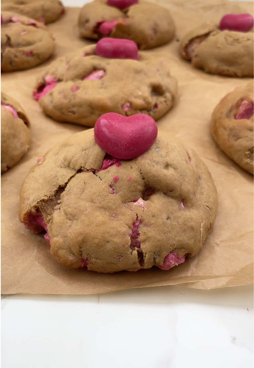 My final valentines bake of the year 🥹 Pink NYC Stuffed Cookies ✨💘💗 That filling though 🤤 Would you like the recipe? Comment YES or NO?✨ Don’t forget to follow me for lots more delicious baking content 🫶🏻 #nyccookies #pinkchocolate #valentinesbaking #baking #fyp #stuffedcookies 