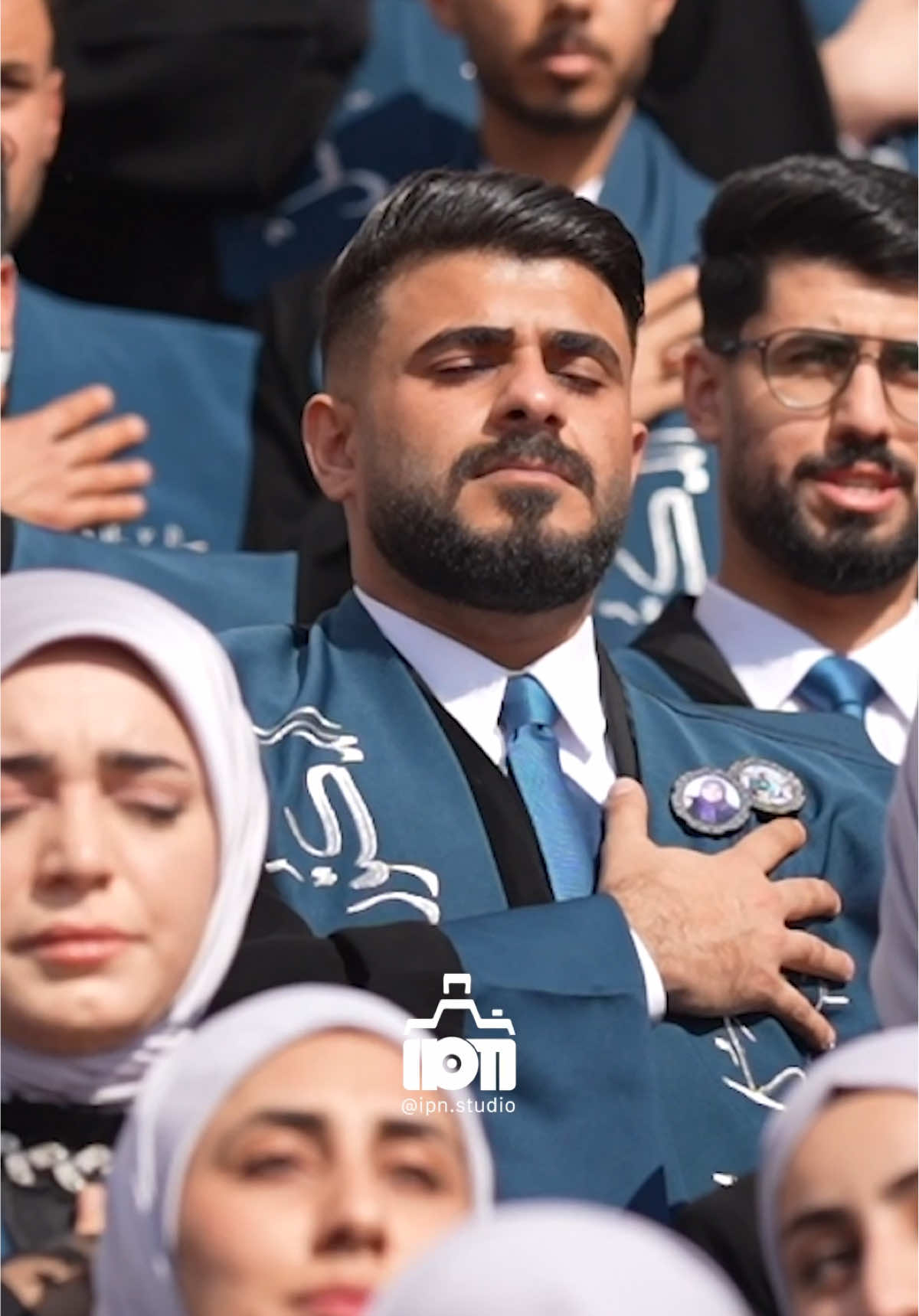 “طلاب كلية الطب – جامعة الكوفة، يرددون معًا: سوف نبقى هنا، كي يزول الألم…  وهم ماضون بعزم، يحملون في قلوبهم الرحمة، وفي ايديهم العلم، ليصنعون الفرق.. #كلية_الطب #جامعة_الكوفة #النجف #العراق #ipnstudio #iraq #najaf