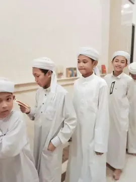 Disamping pintar Bersholawat akmal juga pintar mengaji, MasyaAllah 