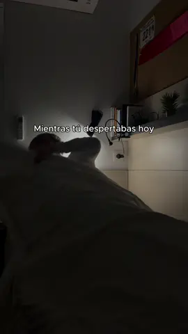 A menudo damos por sentadas las pequeñas cosas de la vida: despertar cada mañana, tener un techo, un nuevo día por delante. Nos preocupamos por el futuro, por lo que nos falta, por lo que podría ser mejor, sin detenernos a valorar lo que ya tenemos. Pero mientras nosotros ansiamos más, hay quienes solo desean lo básico: una oportunidad más, un refugio, un instante extra con sus seres queridos. Ser agradecidos no significa conformarnos, sino entender que la felicidad no está en lo que buscamos, sino en cómo valoramos lo que ya tenemos. Como dice Robin Sharma: «Todos soñamos con algún mágico jardín de rosas en el horizonte, en vez de disfrutar de las rosas que florecen hoy delante de nuestra ventana». . . . . #desarrollopersonal #gym #saludmental #Running #motivacion #healthylifestyle 