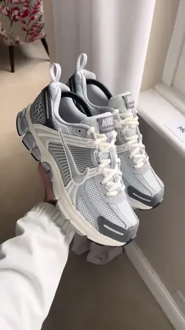 Think im in love…🥹 #sneakers #nike #vomero #vomero5 #unboxing #new #fashion #fyp #p6000 #trending 