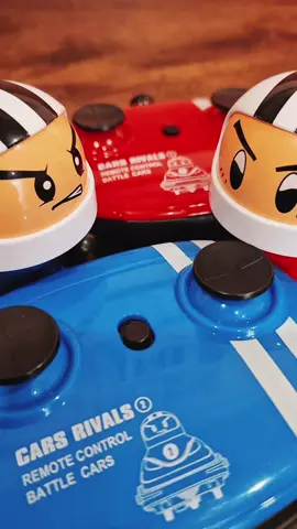 Mi novia me regalo estos carros chocones por san Valentín y ahora no puedo esperar llegar a casa para jugar y jugar.  tiene dos controles remotos  y los coches tienen luces y sonido es muy divertido 🤪 #carroschocones  #rccar  #tiktokmademebuyit  #toys #toysforkids  #sanvalentin 