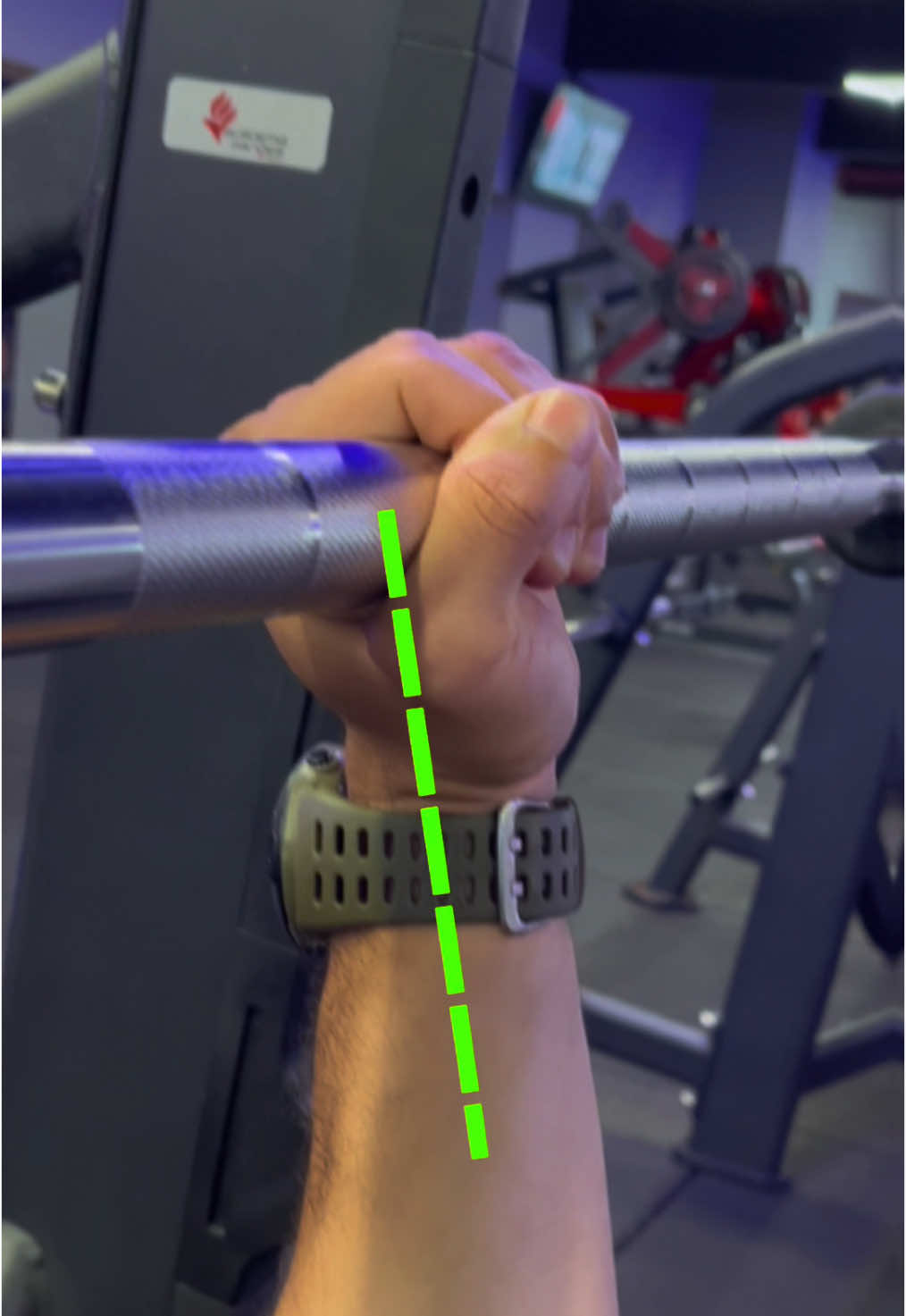 Se liga nessas dicas para você não errar mais! São detalhes que fazem a diferença! Se você tem dificuldade, salve o vídeo para olhar no dia que for fazer supino! ✅ Pegada onde sua mão fique alinhada com seu cotovelo quando descer ✅Pegada firme! Alinhe seu punho ✅Inicie com seus olhos abaixo da barra ✅A barra faz um movimento reto para cima! ✅Não desça a barra abaixo da linha da sua axila Não se esqueça de seguir o Cabeludo para mais dicas! #treino #academia #musculação #gym #Fitness