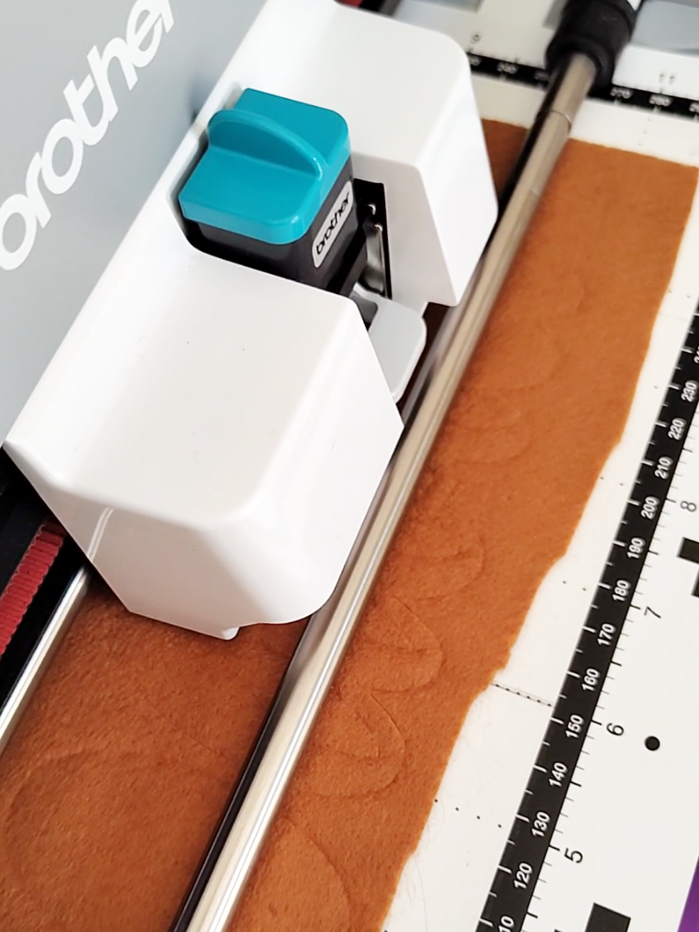 Boraaa recortar feltro com a ScanNCut e lâmina rotativa  ✓ feltro sem tratamento  ✓ lâmina rotativa brother  ✓ ScanNCut SDX #recorte #maquina #maquinaderecorte #feltro #artesanatoemfeltro #cortandofeltro #recortandocomscanncut #laminabrother #sccanncutsdx #nomeemfeltro 