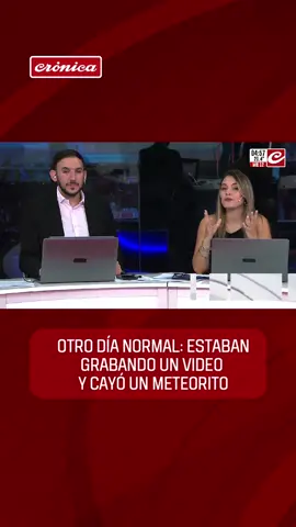 ☄️ ¡DE NO CREER!  📹 Mientras grababan un video, una pareja fue sorprendida por la caída de un presunto meteorito a pocos metros de distancia. 🔥 En las imágenes que compartieron en redes, se ve a los jóvenes impactados y corriendo a buscar la roca que aún estaba encendida. #Meteorito #Impactante #FenómenoNatural #Increíble #Viral