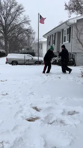 Grown men fighting in the front yard #shorts #trending #viral #fighting #snow 