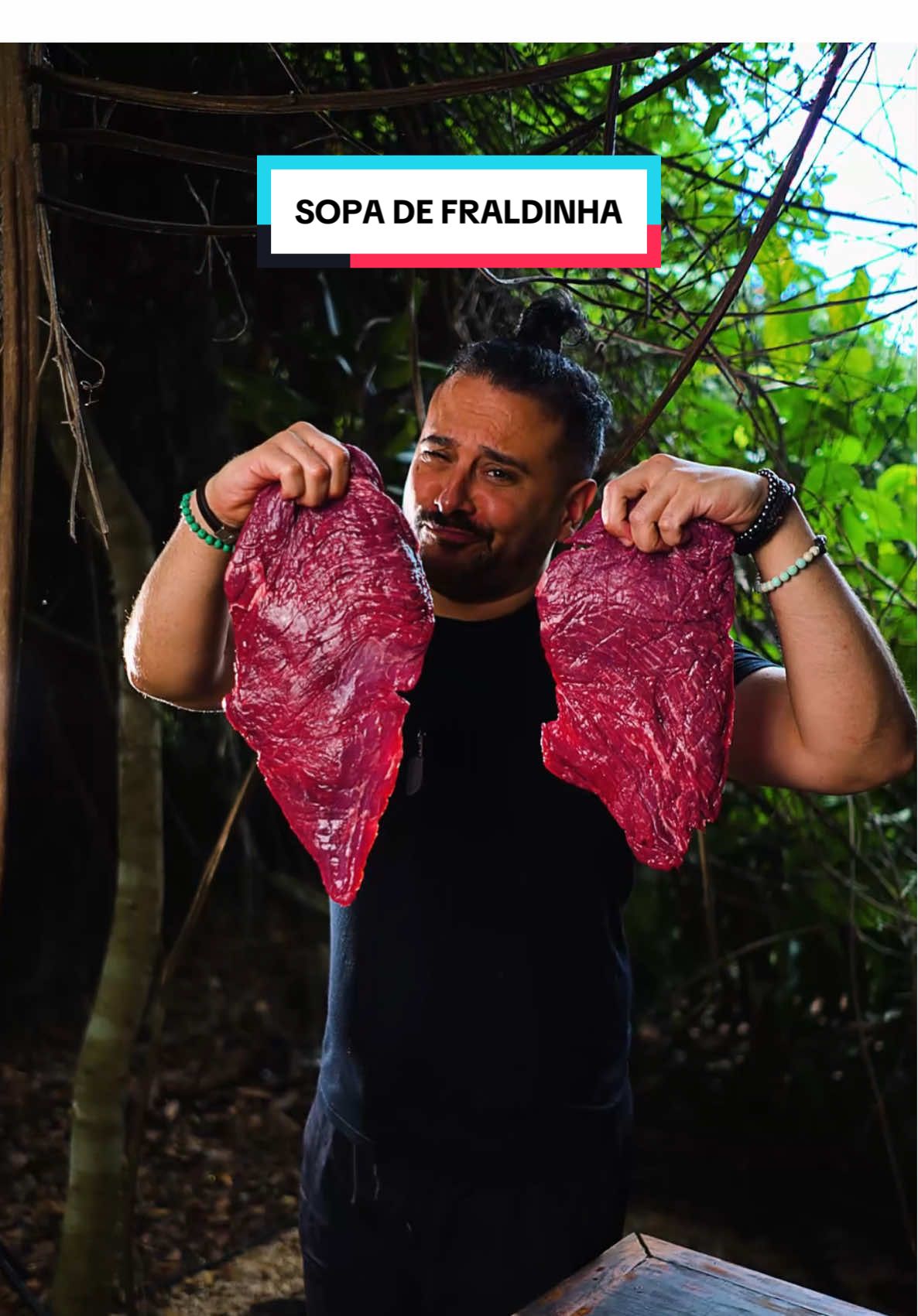 Sopa de fraldinha no disco é janta sim e muito bom! Ingredientes👇: 200g de bacon em cubos  1,5kg de fraldinha red  300g de macarrão para sopa 1 cebola cortada em tiras  4 dentes de alho 1 tomate cortado em tiras 500g de batata  2 colheres de sopa de requeijão cremoso Cheiro verde 1 colher de páprica Sal e pimenta  Preparo: Derreta o bacon e deixe fritar na própria gordura. Reserve o bacon e na mesma panela coloque a fraldinha para selar temperada com sal e pimenta do reino.  Acrescente o alho, a cebola, o tomate, o louro, a páprica, o shoyu, as batatas descascadas e cortadas em pedaços grandes, cubra com caldo de carne e deixe cozinhar até a fraldinha chegar ao ponto de desfiar. Retire a carne, desfie, retire as batatas, volte a carne desfiada e o macarrão para a panela.  Enquanto isso bata as batatas com duas conchas do caldo do cozimento e o requeijão cremoso no liquidificador.  Quando o macarrão tiver cozido, despeje o creme de batatas, misture bem e sirva com o bacon e cheiro verde que é sucesso garantido! #fraldinha #sopa #receitas #patriciocarvalho