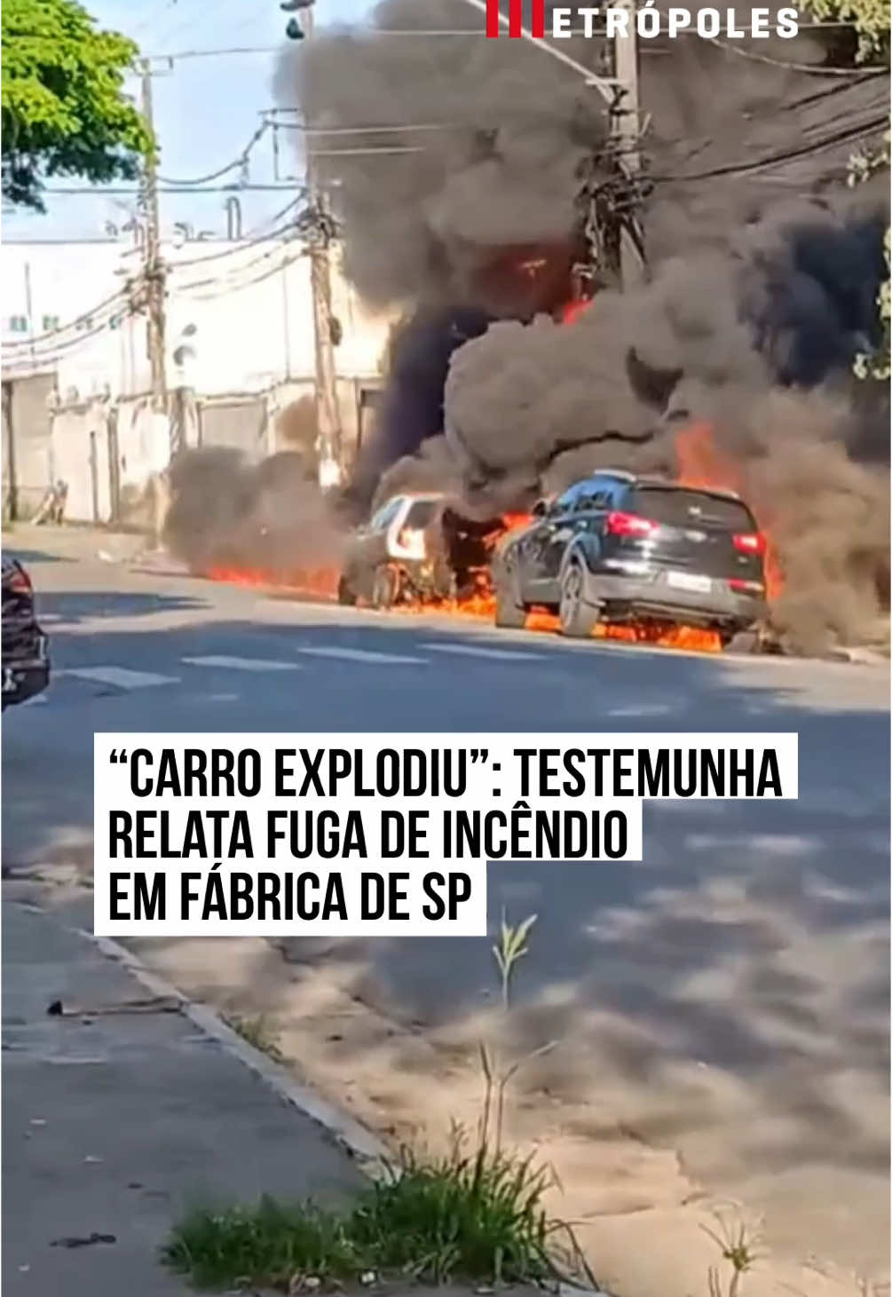 O #incêndio que atingiu uma empresa de plásticos na tarde desta quarta-feira (12/2), no Limão, zona norte de #SãoPaulo, explodiu ao menos dois carros e provocou correria de pessoas que trabalham na região, segundo testemunhas. A gerente de marketing Alice Maria Santos de Souza, de 39 anos, trabalha em uma fábrica em frente à empresa e ouviu um estrondo muito forte. “Abalou a estrutura do prédio, tremeu tudo. Quando a gente saiu de dentro da fábrica, estava muito quente, as chamas estavam muito altas, os fios elétricos estavam pegando fogo e explodindo”, disse Alice. Ela contou ao Metrópoles que o carro de uma das vendedoras da fábrica explodiu durante o incêndio. “Deu perda total”, disse. Segundo o Corpo de #Bombeiros, 20 viaturas estão no local para conter as chamas. A enorme fumaça preta começou a dissipar por volta de 18h e o fogo já está extinto. Não há registros de vítimas e ninguém precisou ser socorrido, de acordo com a Polícia Militar (PM). Além das corporações, estão presentes no local a Enel, concessionária de energia elétrica, e a Companhia de Engenharia de Tráfico (CET), que isolou duas ruas. #TikToKNotícias