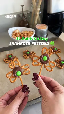 They’re magically delicious 🌈🍀 Recipe: Pretzel sticks Pretzel Twists Rolos Green M&Ms #stpatricksday #recipes #EasyRecipes #dessert #stpatricksrecipes 