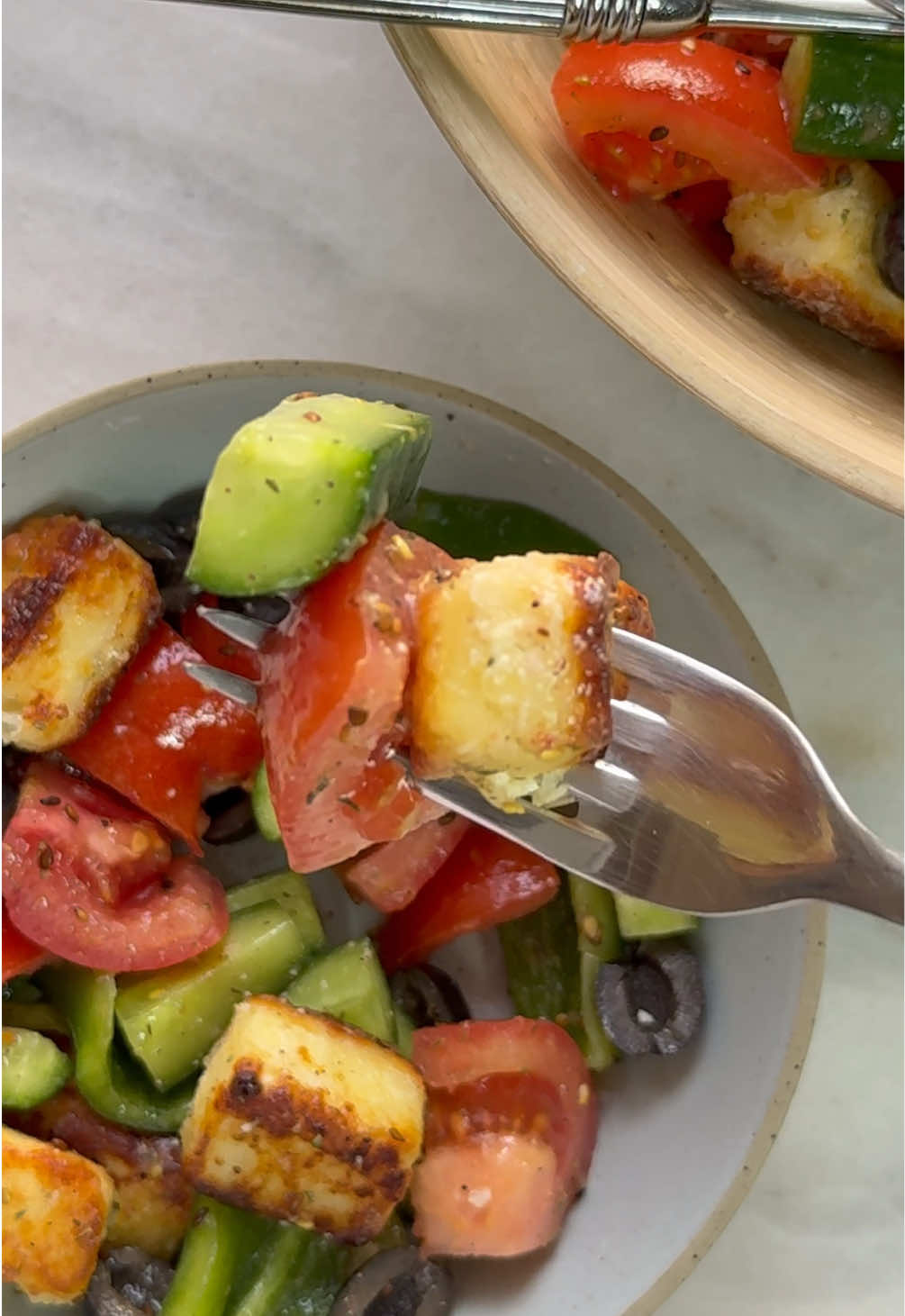 المكونات:  طماط: ٣ حبات خيار: ٣ حبات فلفل اخصر بارد: حبتين زيتون اسود: كوب جبنة فتة: ٣٠٠ جرام نشا: نص كوب الصلصة: زيت زيتون: ثلث كوب عصير ليمون: ٣ معالق كبيرة (او اكثر)  ملح: حسب الرغبة زعتر: ملعقتين كبار (او اكثر) Ingredients: Tomatoes: 3 pieces  Cucumber: 3 pieces  Green pepper: 2 pieces  Kalamata olives: a cup or more  Feta cheese: 300 grams  Corn Starch: half a cup  Salad Dressing:  Olive oil: 1/3 cup  Lemon juice: 3 tablespoons (or more)  Salt: as desired  Zataar: two tablespoons (or more)