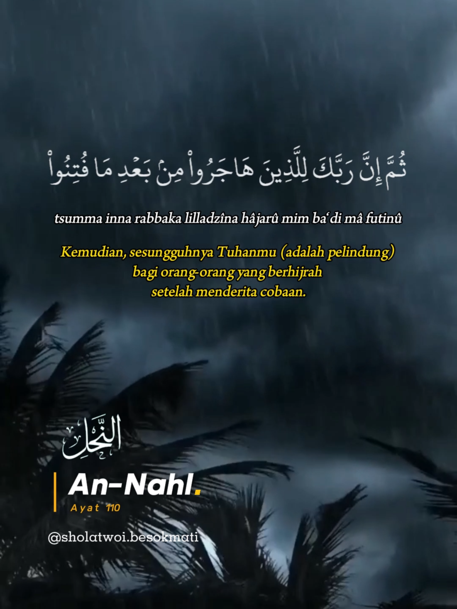 SURAH AN-NAHL AYAT 110 TAFSIR Allah menerangkan keadaan kaum Muslimin di Mekah yang sangat tertekan, sehingga tidak berani memperlihatkan keislaman mereka. Bilamana kelihatan melakukan ibadah, mereka dipaksa dan disiksa agar kembali kepada agama nenek moyang mereka yaitu agama syirik seperti apa yang dialami ‘Ammār bin Yāsir, Khabbāb, dan lain-lain. Karena penghinaan dan ancaman penganiayaan itu, mereka lalu berpura-pura kembali kepada agama syirik. Mereka mengikuti kemauan kaum Quraisy di bawah ancaman siksa. Ketika mendapatkan kesempatan hijrah meninggalkan kota Mekah, mereka pun pergi untuk hijrah. Dengan ikhlas mereka berpisah dengan sanak keluarga, harta benda, dan kampung halaman hanya karena mengharapkan rida Allah. Bermacam-macam penderitaan dan kesulitan yang mereka hadapi dalam hijrah itu, baik dalam perjalanan maupun begitu tiba di tempat yang dituju. Semua penderitaan dan kesulitan itu mereka hadapi dengan penuh kesabaran serta tawakal kepada Allah. Tempat yang menjadi tujuan mereka adalah negeri Habasyah (Ethiopia) yang jaraknya sangat jauh dari Mekah. Jarak yang jauh itu mereka tempuh dengan jalan kaki. Ketika sampai di tempat tujuan, mereka harus berjuang lagi mempertahankan keimanan sambil berdakwah. Sesudah mereka mengalami cobaan dan penderitaan itu, Allah mengampuni kesalahan yang mereka lakukan di bawah ancaman siksaan seperti mengucapkan kata-kata kufur kembali. Allah swt memberikan rahmat dan kasih sayang-Nya dengan memberikan pahala yang besar bagi mereka pada hari akhirat kelak. [Sumber Quran Kemenag] [Qori Saad Al Ghamdi] #sholatwoi #sholatwoibesokmati #murottalquran #tadabburquran #surahannahl #annahl #saadalghamdi #annahl110