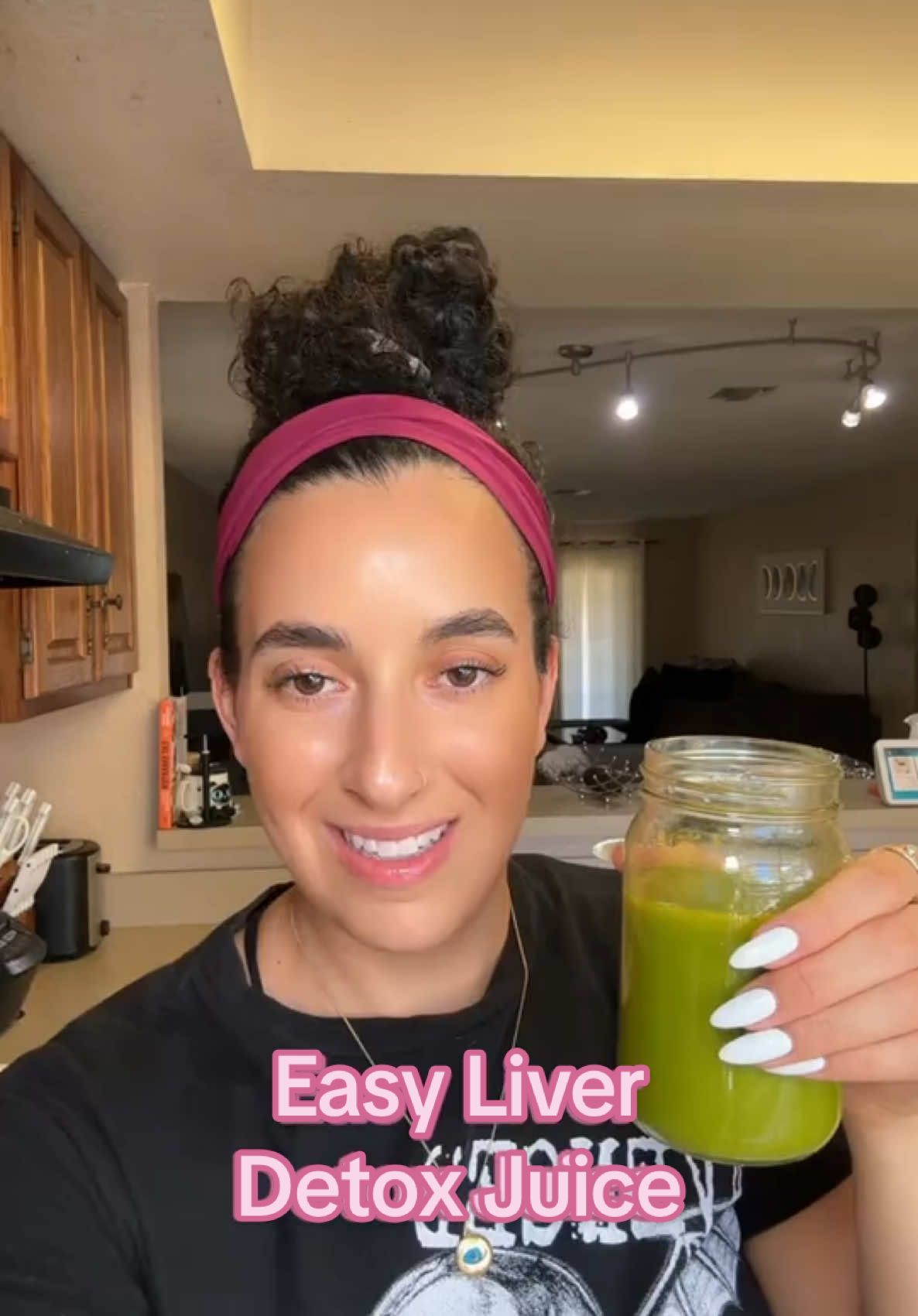 Easy homemade liver, detoxification green juice that you can make at home without an expensive juicer #detoxdrink #greenjuice #liverhealth #weightloss #healthylife 