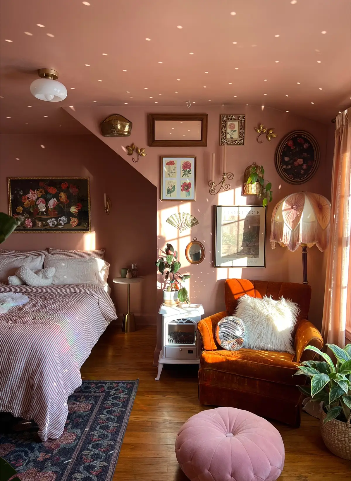 cozy bedroom details 🪭 #gallerywall #walldecor #bedroom #bedroomdesign #cozyaesthetic 