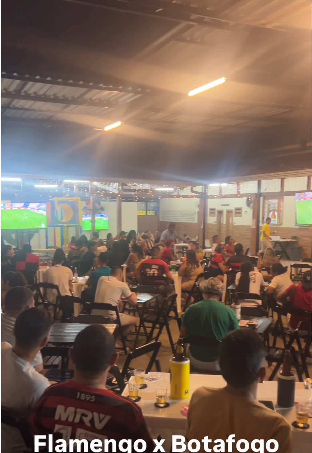 🔥 A bola já está rolando no clássico Flamengo x Botafogo e a energia aqui no Sport Bar tá incrível! 🍻 Cerveja estupidamente gelada, tira-gostos de primeira e a galera toda vibrando a cada lance! ⚽🔥 Se ainda não chegou, corre que ainda dá tempo de curtir essa experiência com a gente! #Futebol #SportBar #cervejagelada 