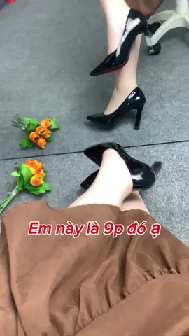 Giày da bóng cũng mềm dễ đi lắm ạ, mẫu em đăng ở video là 9p nha
