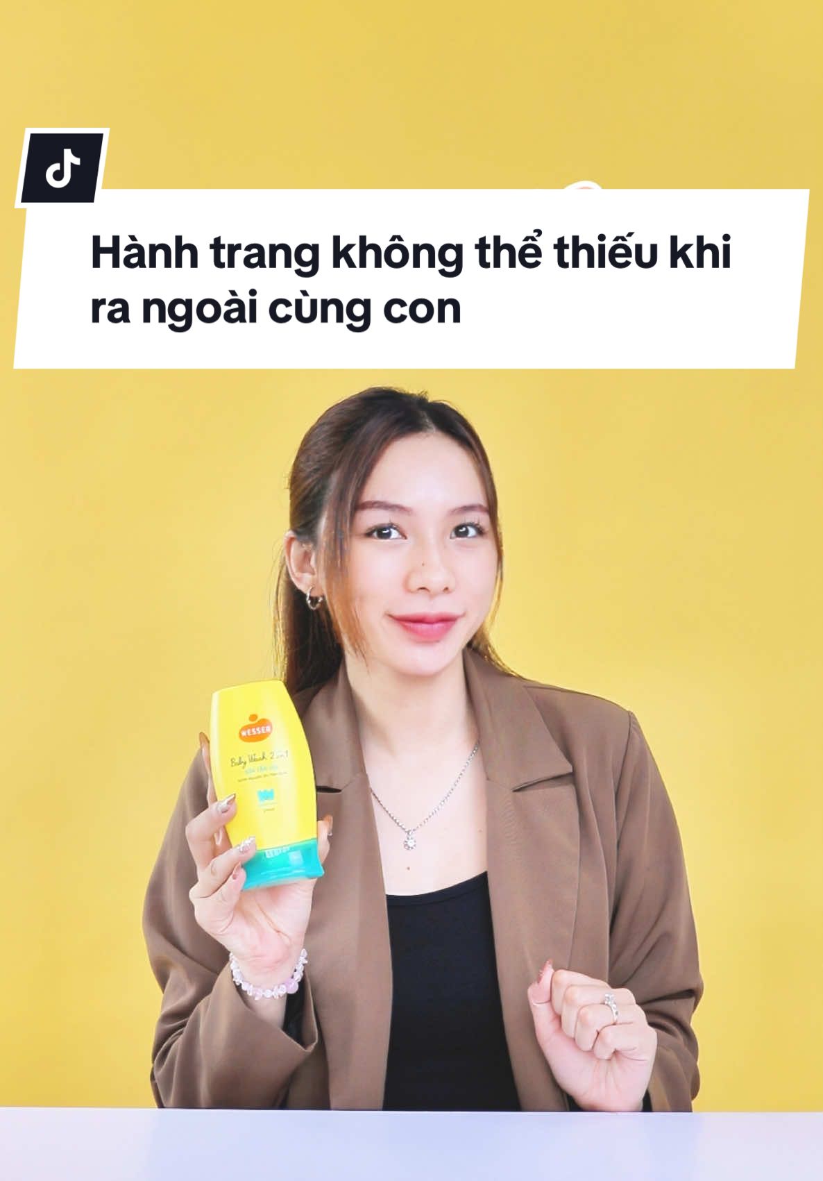 💝 Wesser gợi ý mẹ hành trang cần thiết khi ra ngoài cùng con. Nhà Wesser có rất nhiều món cho mẹ lựa chọn như bình sữa, khăn ướt, sữa tắm gội, nước rơ lưỡi...  Ngoài ra mẹ còn hay mang theo gì nữa, để lại bình luận để Wesser biết với nha! 😘😘 ------------ #wesser #wesservietnam #thuonghieuHanQuoc #mybaby #binhsua #sosinh #mebim #chamsocbeyeu #mevabe