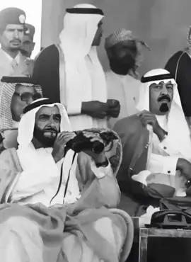 شو يقول ⁧‫#ميحد_حمد‬⁩ ؟ ‏عـقب عـزّه معـاك الحـظ حـول  ‏شكيت الحال من قسوة زمانـي ‏لي شفتك ابا اشرحلك من الاول ‏عن ظروفي و عن خافي حنانــي. #الشيخ_زايد #زايد_بن_سلطان #الملك_عبدالله_بن_عبدالعزيز #السعودية_الامارات 