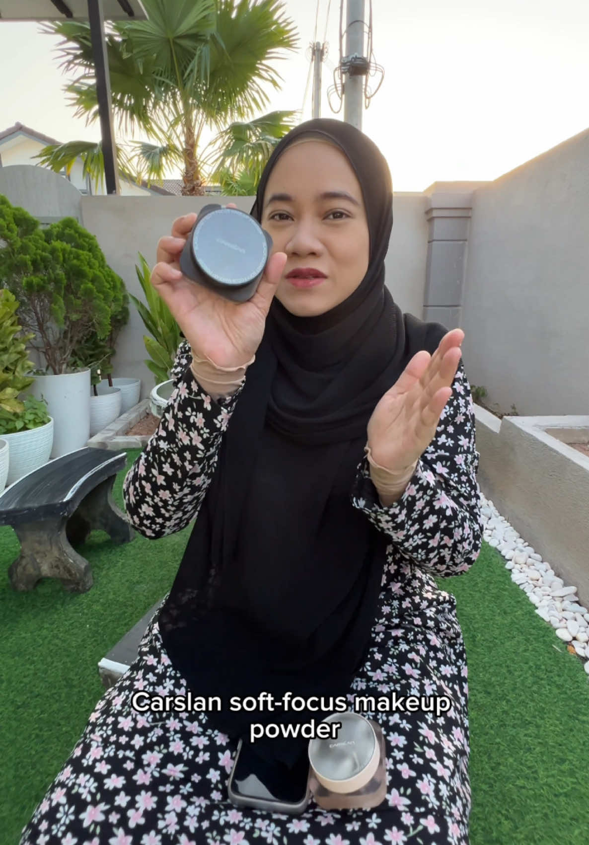 Tak kisah dah kalau suami sentuh muka sebab dah set muka pakai Carslan soft-focus makeup powder 😌 Confirm transferproof, waterproof & have better oil control upgraded version ni 😍 @Carslanmy #CARSLAN #carslanmy #carslanpowder #settingpowder #makeup #beauty #raya2025 #rayalook #valentine