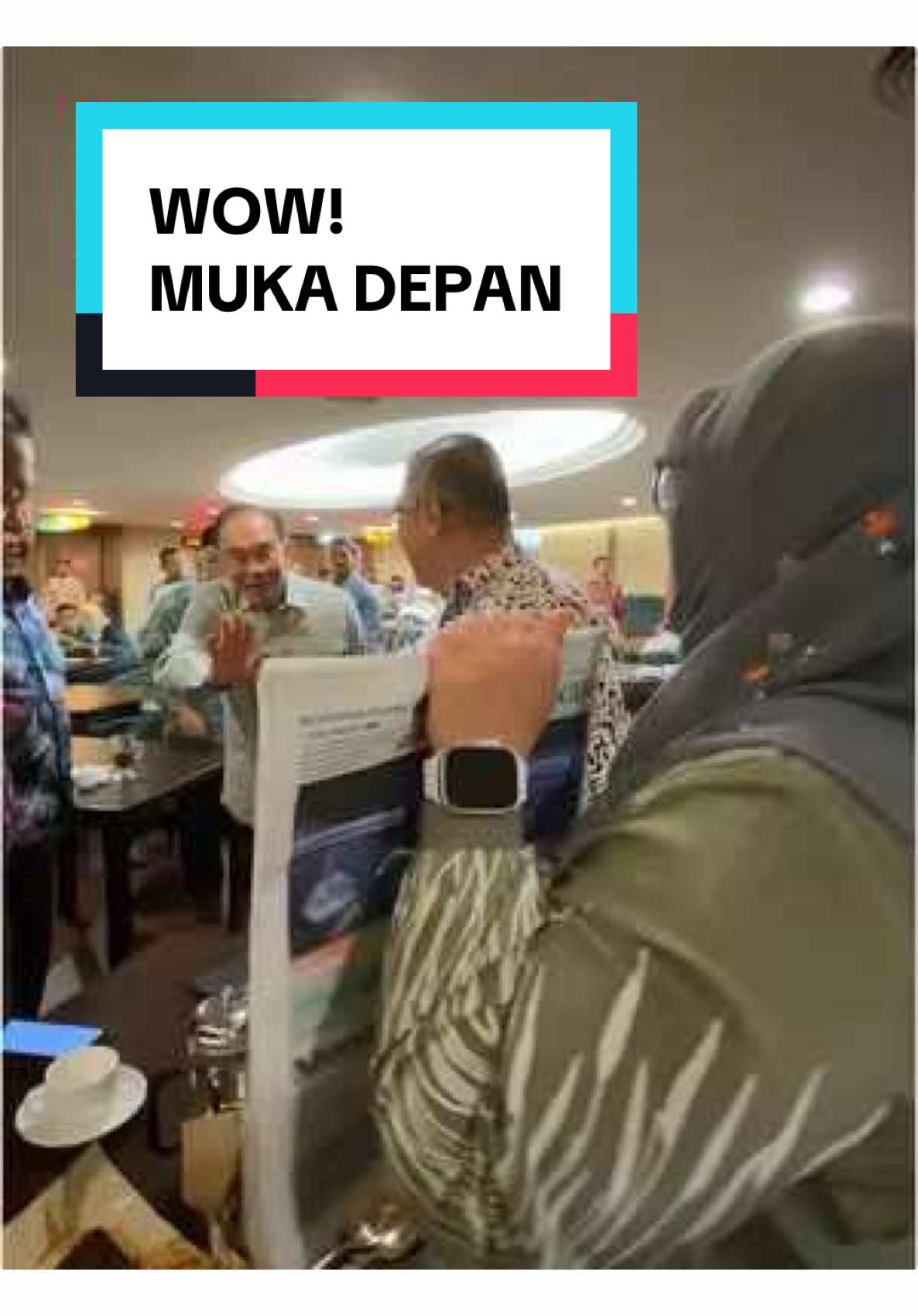 Tadi YB Sg Besar Datuk @Cikgu Muslimin Yahaya belanja saya dan Farah nasi lemak Wan Jo, tiba-tiba PMX tegur kami… Apa lagi…. Psst: terima kasih Lyn & Aqilah dari Utusan atas penulisan ni. #parlimenmalaysia 