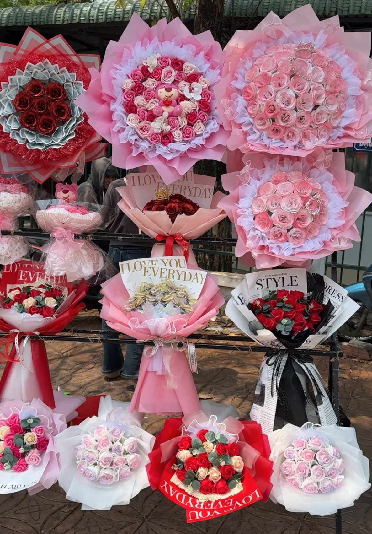Lên được một kệ mẫu cho các tềnh yêu của em đón lễ tình nhân ạ 🥰 hẹn tulip tối nay lên ạ #shophoacantho #hoatiencantho #14thang2 #hoabuom #hoadep #bohoa 