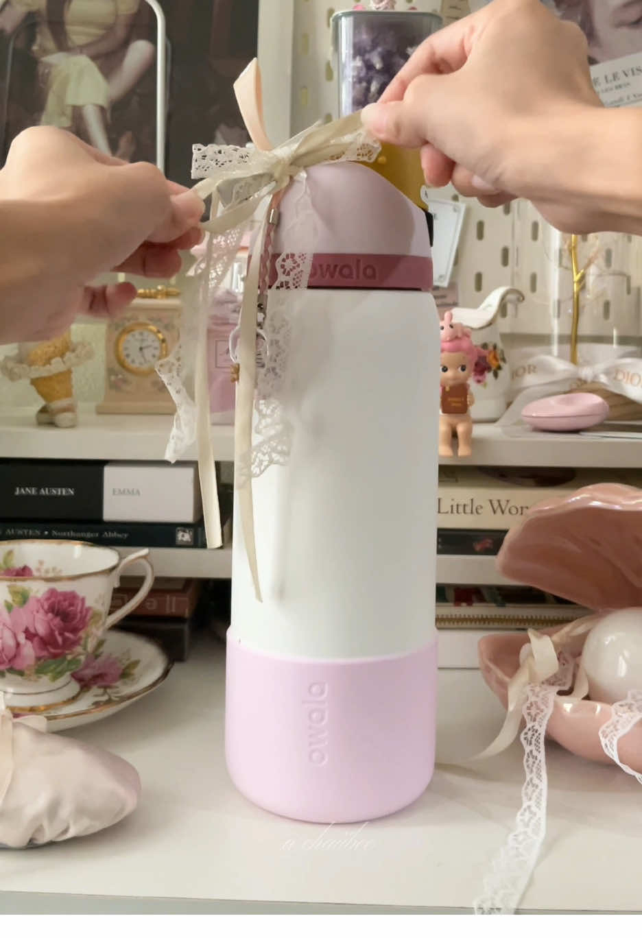 upgrading my 24oz owala to a 32oz and finally getting the me so coded colorway: blushing ballerina 🩰🤍🎀 waterbottle from @\becuratedbys on i/g 🫶🏻 #fyp #balletcore #balletcoreaesthetic #owala #owalawaterbottle #blushingballerina #coquette #coquetteaesthetic #pinterest #pinterestaesthetic #aesthetic #waterbottle #owalaph 