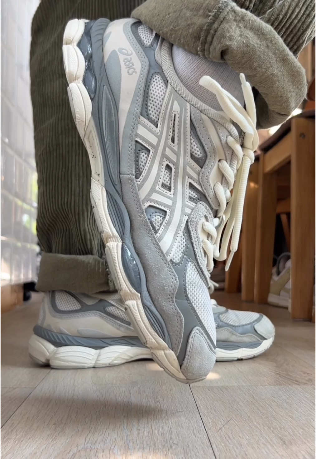 Asics Gel NYC Size: 46 , 11.5us , ยาว 29cm  #shoesshine46 คู่นี้สภาพสวยสมบูรณ์ สี Minimal จัดๆ แต่ตัวแมชต์ง่าย Upper ภายนอกสะอาดดูดี ไม่มีขาด ทรงสวย ซอฟเดิมๆ ใส่กับยีนส์ขึ้นมากๆ พื้นเต็มๆ ยังใช้งานได้อีกยาวๆ  ทำความสะอาดแล้วพร้อมใช้งาน ✅รับประกันของแท้100%✅ ราคา 1,550 บาท (จัดส่ง 60 บาท) ติดตามที่เพจ SHIRT SHINE ig: shirt.shirt.shop #รองเท้ามือสองของแท้สภาพดี #รองเท้ามือสอง #รองเท้าคัดเกรด #รองเท้าแฟชัน #รองเท้าผ้าใบ #รองเท้ามือสองของแท้  #รองเท้าแบรนด์เนมมือสอง  #รองเท้าnike #รองเท้าadidas #รองเท้าหนัง #รองเท้าวิ่ง #รองเท้าsale #รองเท้าแฟชั่นผู้หญิง  #รองเท้าvans #รองเท้าconverse  #รองเท้าแฟชั่น #รองเท้าพร้อมส่ง #รองเท้า #รองเท้าส้นเตี้ย #รองเท้ามือสองสมุทรปราการ 