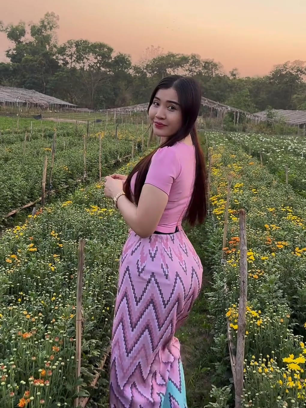 မြန်မာဆန်ဆန်လေး  #အချောလေးများ😘😘😘😘 #မြန်မာမိန်းကလေးပီသကြပါ #ချစ်စရာလေးမလား🙈 