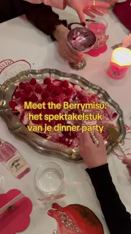 Recept voor 6-8 personen: ▫️500 gram mascarpone ▫️1,5 eetlepel vanille aroma ▫️350 ml geklopte slagroom  ▫️extra geklopte slagroom voor de toefjes ▫️150 ml bietensap ▫️250-300 gram langevingers ▫️200 ml framboos coulis / jam Garnering: - Frambozen koekcrumble / fijngehakte ameretti koekjes. - Frambozen poeder / redvelvet topping - 150-200 gram frambozen Klop de mascarpone en het vanille-aroma luchtig met een mixer. Spatel voorzichtig de opgeklopte slagroom erdoor, zodat de crème luchtig blijft. Doop de helft van de lange vingers kort in het bietensap en leg ze op de serveerschaal. Verdeel de helft van de mascarponecrème over de lange vingers, gevolgd door de helft van de frambozencoulis. Spuit hierop toefjes slagroom. Leg hierop de resterende lange vingers (eveneens gedoopt in bietensap), gevolgd door de rest van de mascarponecrème, de frambozencoulis en opnieuw toefjes slagroom. Plaats de schaal minstens 2 uur in de koelkast (of buiten als het koud genoeg is) om op te stijven. Bestrooi voor het serveren met koekcrumble, frambozenpoeder en maak af met verse frambozen. Geniet van je heerlijke Berrymisu! 💕 #berrymisu #tiramisu #toetje #dessert #valentijn #valentine #galentine #dinnerparty #host #diner #recept #feestelijk #feestelijktoetje #framboos #raspberry #framboise #tiramisurecipe #Recipe #recept #climax #show #showstopper #rvs #dinnerplate #schaal #plating #foodstyling #dinnerprep #dinnerpartyideas #dinnerparties #dinnerpartydecor #hosting #hostingstories #hostingera #fy #fyp #vj #vjp 