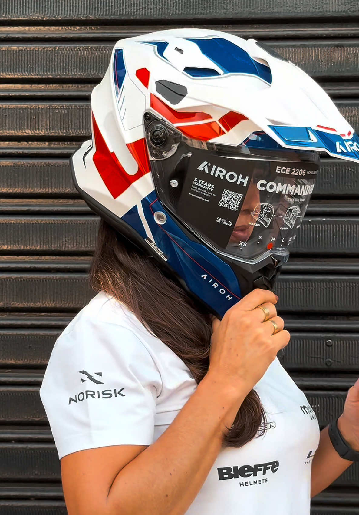 AIROH COMMANDER 2 🔥 O capacete multistrada mais completo do mundo. Seja acelerando pelas estradas, passeando pela cidade ou se aventurando nos estradões, O COMMANDER reúne toda a tecnologia de proteção do mundo, e as transformam em um capacete totalmente completo, que te protege em qualquer cenário.