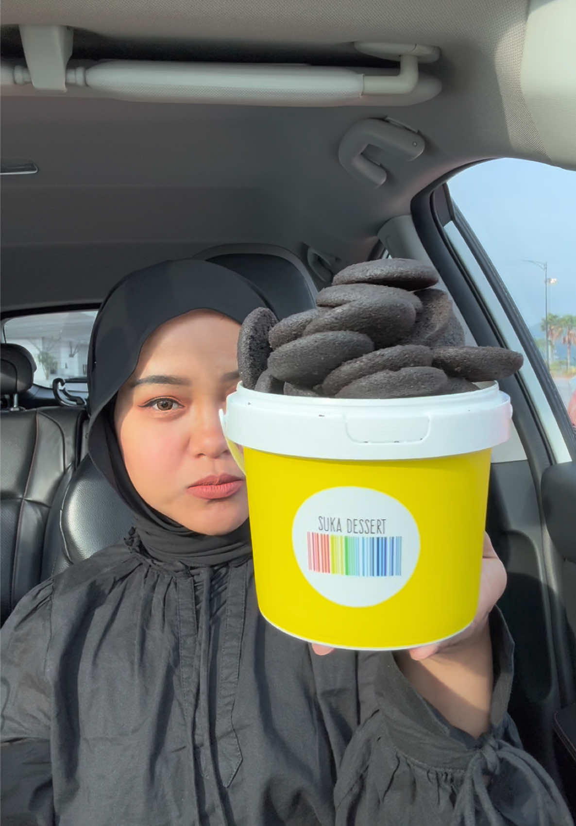 Langkawi… ini untuk awaaa.. new look Bucket Cookies. Sekali set susu (tanpa ais), hanya Rm23.00 sahaja. Seorang limit 2 bekas. Suka Dessert berada di MIEC Langkawi sempena event Fantastic Food Festival by Kak Nab pada 13-16 Feb’2025. Jumpa Auntie Ja di sini darlings😁😍 #miec #fantasticfoodfestivalkaknab #langkawi 