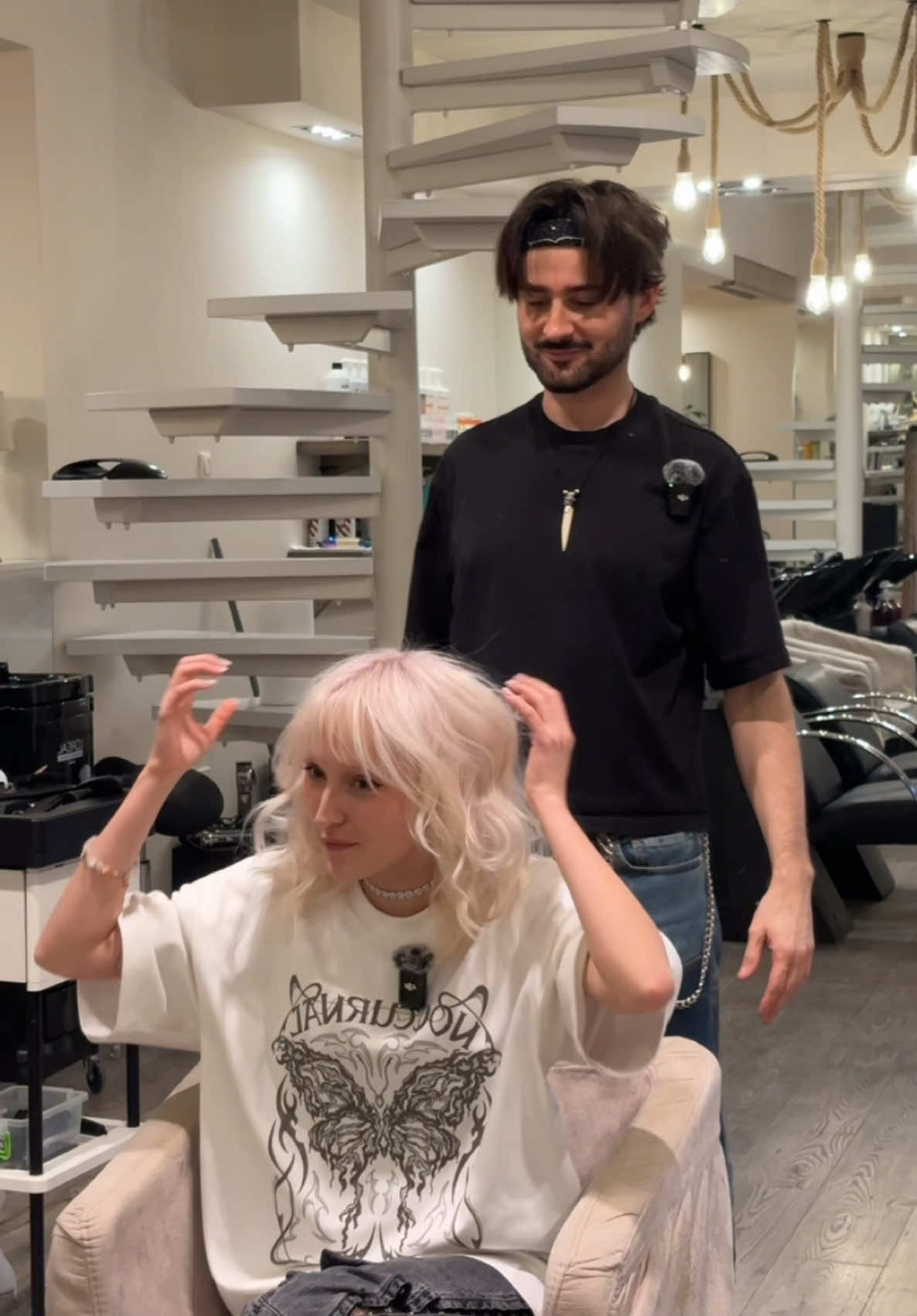 Your favourite duo is back! Kolejna metamorfoza z Tomkiem i tym razem również z Q&A! A do pielęgnacji włosów użyliśmy oczywiście gamy metal detox od @L’Oréal Professionnel, która odpowiada na potrzeby włosów łamliwych, a skupiliśmy się na masce do włosów - po niej włosy stają się wzmocnione, nawilżone i wygładzone ❤ #lorealpro #metaldetox #haircare