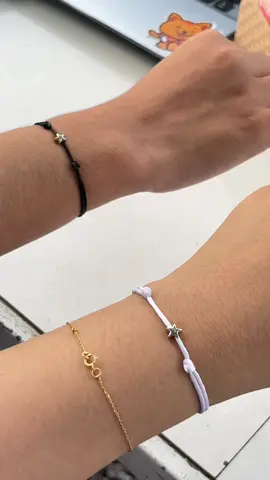 Gelang tali couple warna tali hitam dan putih 🖤🤍 dilengkapi dengan charm star warna silver🖤🤍 yuk Co sekarang juga!! Order cek keranjang kuning💛 #bracelets #gelangtali #gelangsimple #fypageシ #gelangcouple #gelangbintang 