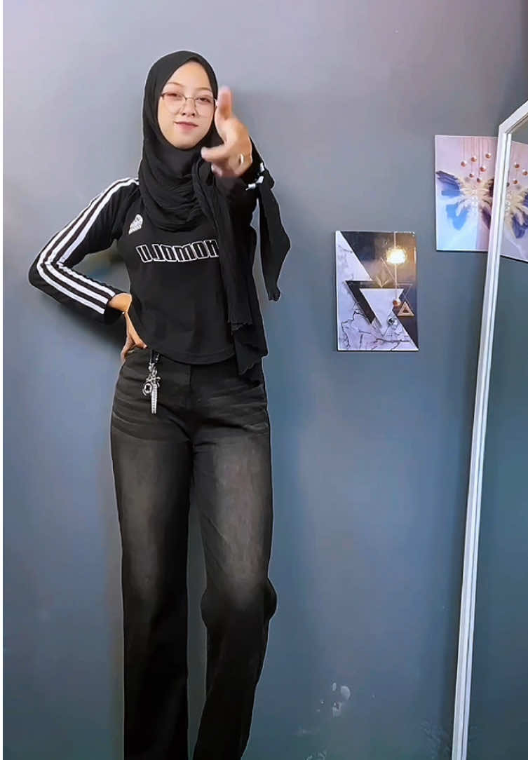 Ide outfit anak skena nih🤙🏼🎱Black whisker restock join live kita bree,promo ambyar🔥 #baggy #skena #jeansgombrong #baggyjeans #OOTD #fy #fypage #fypシ゚ 