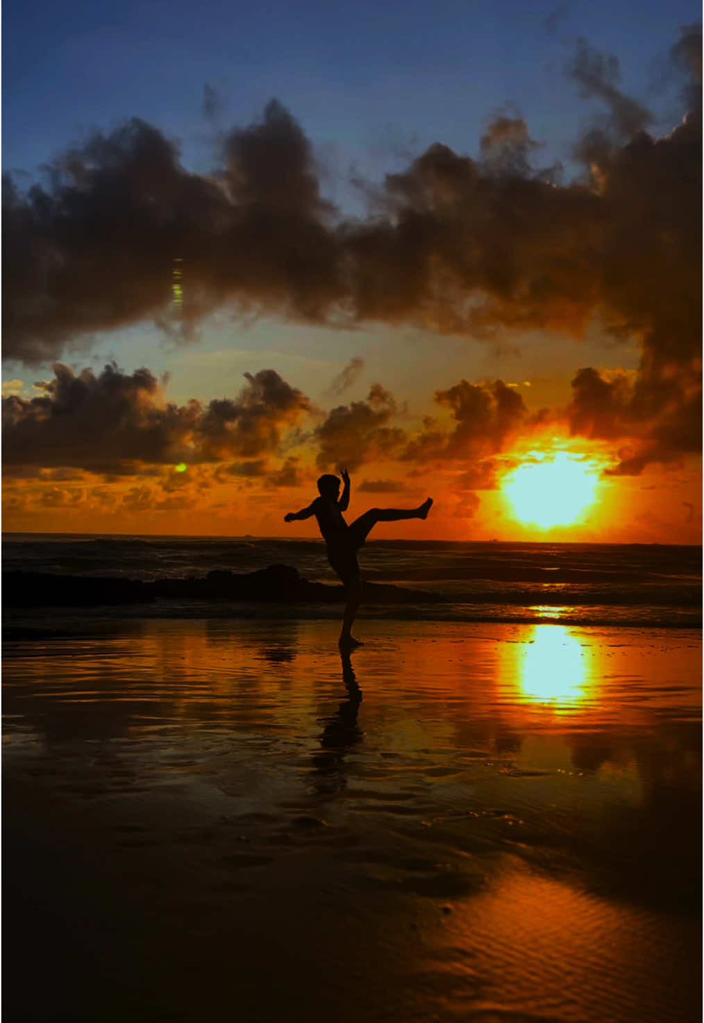 Da série, capoeira na praia.. não tem nada melhor e mais bonito!🧡🤸🏾#fy #capoeira #praia