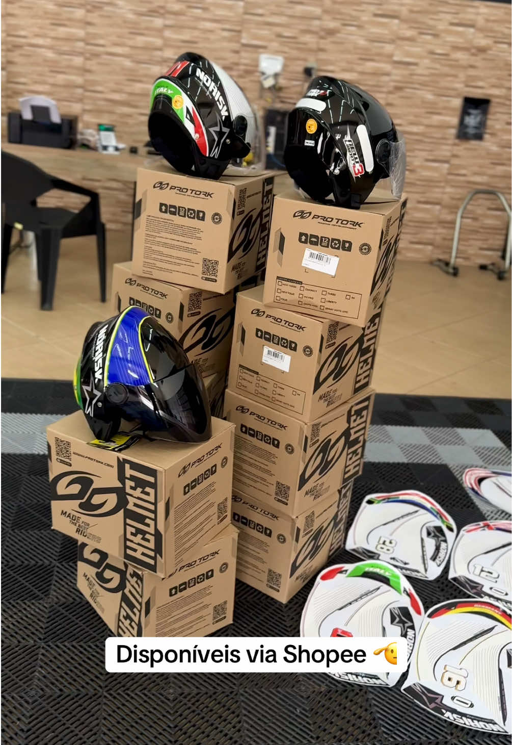 Vaaarios modelos pra personalização 🤙🤙 Vendemos tanto o capacete pronto quanto o Kit de faixas pra voce se aventurar e economizar uma grana 🤙 #viral #capacete #personalizacao #foryou #newliberty #adesivo #norisk 