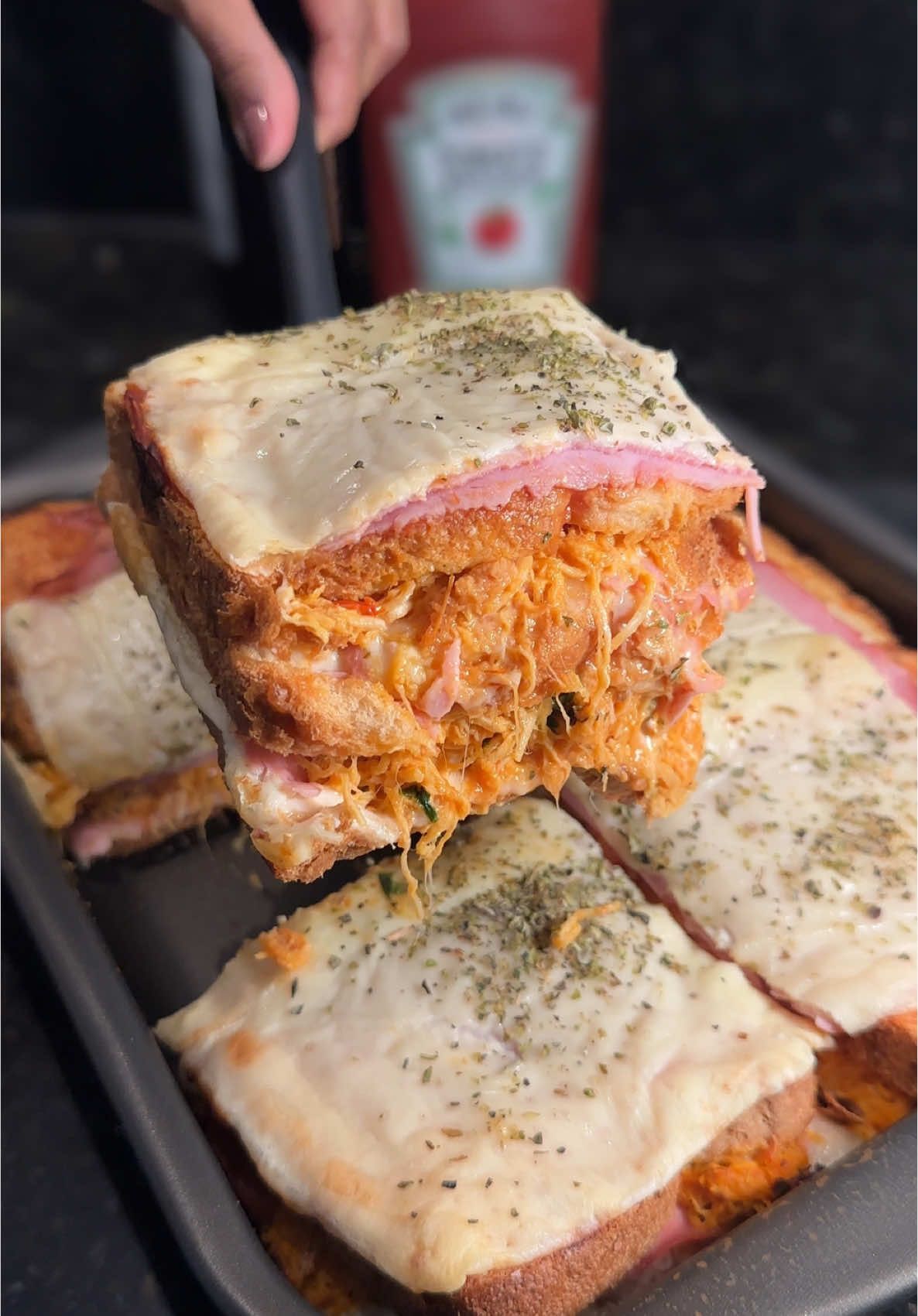 Sanduíche de Forno 🥪 Pão de forma Molho de tomate  Muçarela Presunto  Requeijão Frango desfiado Orégano  - leve para o forno a 200 graus por aproximadamente 25 minutos. #sanduichedeforno #lancheemcasa #lanchefacil #lancherapido #receitas #tiktokreceita #tiktokrecipe 