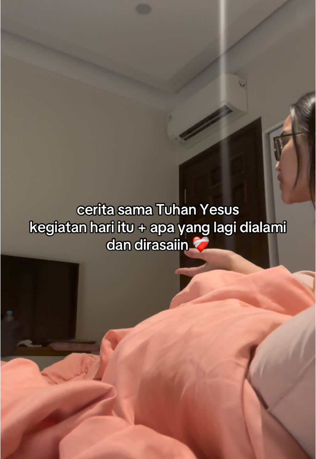 gaada hal di dunia ini yang bisa membuat hati damai dan tenang saat overthinking selain cerita ke Tuhan ❤️‍🩹 . Pribadi yang selalu setia dan sabar dengerin cerita kita padahal terkadang ceritanya suka berulang.  . Terima kasih Tuhan, bersyukur punya Tuhan dihidupku 🥹💙 . #kristentiktok #christiontiktok #kristentiktoktrohani #christiangirl #rohani_kristen #rohani_kristen #tuhanyesusbaik #godisgood #tuhanyesusmemberkati #tiktokkristen 