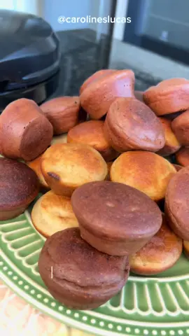 7 dias e 7 sugestões pra você ter comida na sua geladeira pra semana toda! O dia 3 vem com um lanche prático, fácil e simplesmente delicioso! Bolinhos de maçã e banana! 📍Ingredientes: 2 bananas; 2 maçãs (tipo turma da Mônica); 5 ovos; 1/3 de xícara de óleo de coco; Meia xícara de açúcar Mascavo. Bate bem no liquidificador. Depois, adicione: 1 xícara e meia de farinha de aveia; 1 xícara de aveia em flocos grossos, Meia xícara de polvilho doce; Bata bem. Por último, adicione: 1 colher de sopa de vinagre de maçã orgânico (maciez); 2 colheres de sopa de fermento. Mexa delicadamente. Leve na máquina de cupcake e asse por 5 minutos. Quando ela esquentar, este tempo reduz. No forno, em forminhas de cupcake, asse em forno pré aquecido a 200 graus, por 25 minutos. 📍Na metade da massa, adicionei 1/4 de xícara de cacau em pó. É um pouquinho de água (1/8 de xícara) pois quanto mais a massa ficar no liquidificador, mais grossa vai ficando por causa da aveia. 📍Você pode armazenar na geladeira por 15 dias ou no congelador por 45 dias. Nutritivo para adultos e crianças! ❤️Se fizer, mande um fotinho, vou adorar saber! #semgluten #planejamentoalimentar #bolinhodebanana #bolodebananaemaca