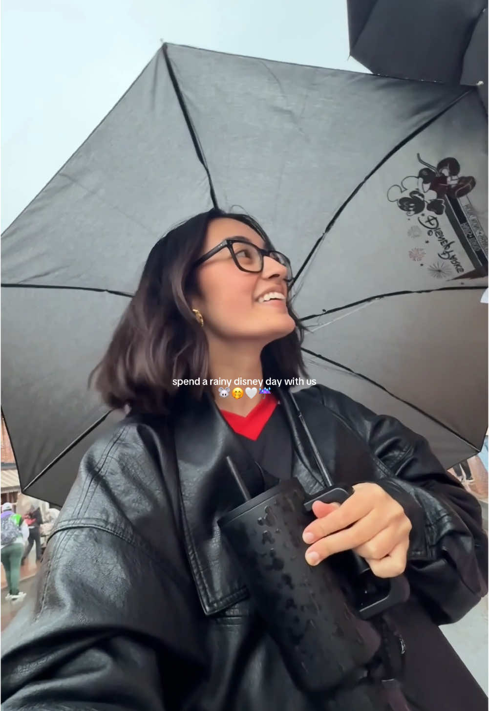 a rainy disney day w/ @Mikey Louie 🤭🐭🤍☔️ #disneyland #disneyday #disneyvlog #rainydisneyday #disneytrip 