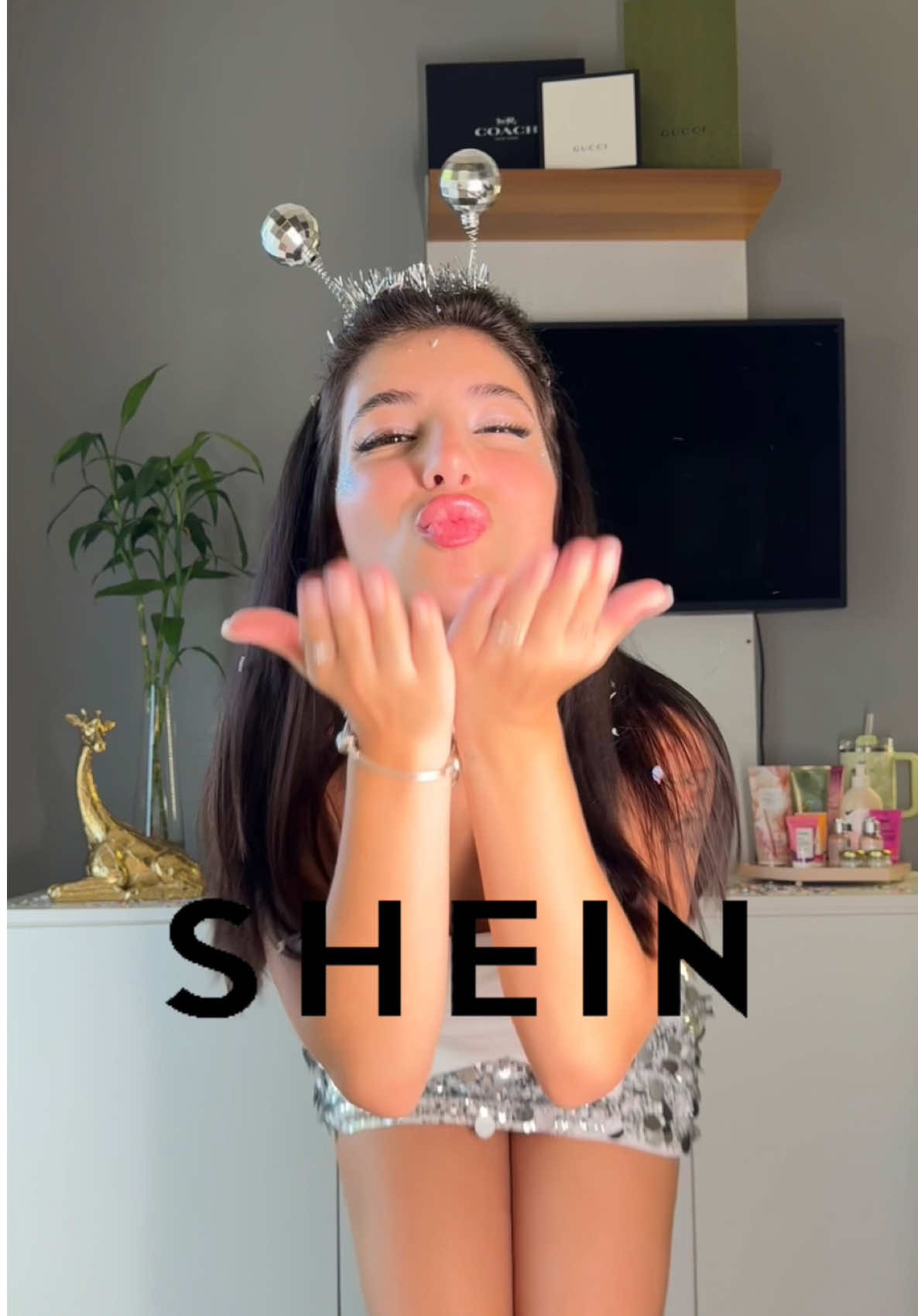 Viva o melhor do Carnaval com as ofertas incríveis da @SHEIN Brasil @SHEIN  Garanta agora até 90% de desconto em mais de 300 mil itens até dia 17/02!  Compre na SHEIN usando o [7ZZGG] e [tabyBR] IDs dos itens: 43203560 20469374 14503323 11508723 #SHEINCarnaval25 #SHEINforAll #saveinstyle