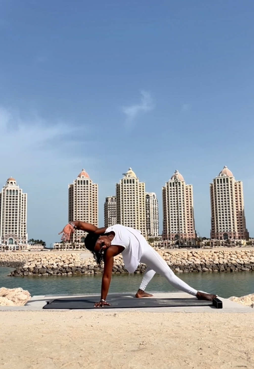 F.I.T FLOW 💫 #fitflow #fayesintentionaltraining #qatar #doha #pearlisland #fayesfitness #travel #influencer #onlineworkout #flow #Fitness #fitnessinspo #yoga #inspo #animalflow #inspiration #fit #fitstretch #stretch 