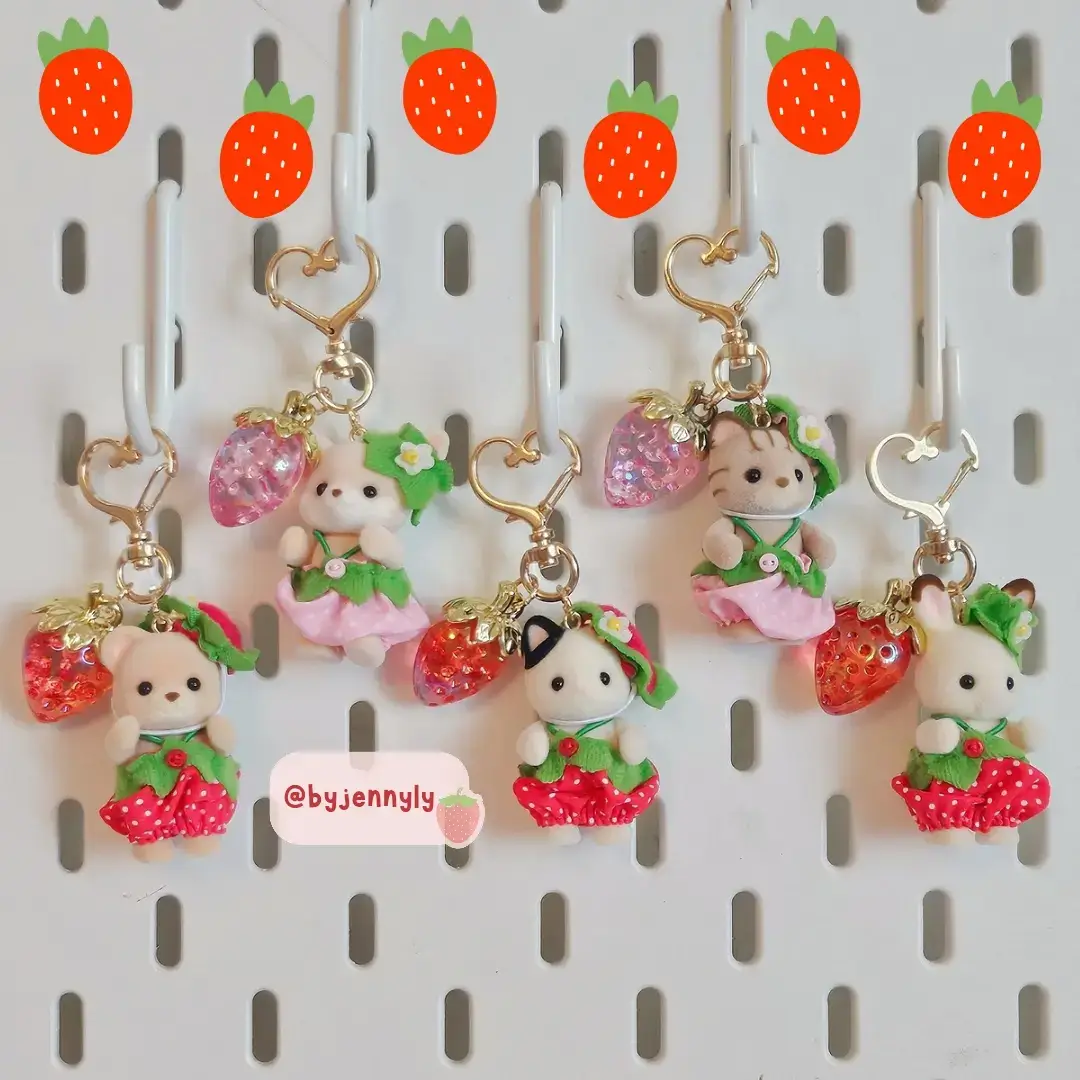 Keychains available in my shop!  #sylvanianfamilies #calicocritters #ternurines #sylvanianfamily #sylvanianfamiliescollection #sylvanianfamilyaccessories #keychains #bagcharms #trinkets 