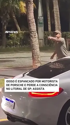 Um idoso de 78 anos foi agredido por um motorista em frente ao prédio onde mora, em Praia Grande, no litoral de São Paulo. Segundo a vítima, a violência começou depois que ele pediu ao agressor, que dirigia um Porsche, para parar de acelerar o carro, pois o barulho incomodava os moradores. A cena foi registrada por um vizinho. O motorista acelerava repetidamente o veículo de luxo na Avenida Presidente Castelo Branco, no bairro Aviação, na noite de quarta-feira (13), causando transtornos. Vários moradores desceram para reclamar, mas apenas o idoso se aproximou. Segundo ele, o agressor o tratou com desprezo, chamando-o de 