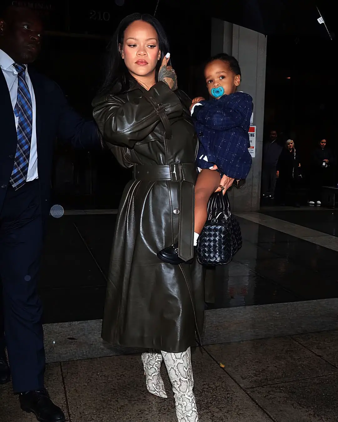 #rihanna #badgalriri #robynrihannafenty #riri #robynrihannal#rihannaalbum #rihannavideos #rihannaedit #fentybeauty #rihannapregnancy #rihannapregnancystyle #fashionkilla #rihannastreetstyle #rihannafashion #navy #navyforlife #rihannafan #rihannasuperbowl #viral #asaprocky #fyp #viral #rza #riotrose #album #son #motherhood #toddler @Rihanna @A$AP ROCKY 