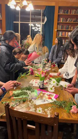 ✨Wonder✨ful 💐bouquets 💐  Thanks to our incredible friends in Winderdom for hosting another spectacular bouquet making event in preparation for Valentine’s Day!  #valentine #valentines #happyvalentinesday #holidays #bemyvalentine #student #berkeley #cal #california #ucb #gobears #bowles #bowleshall #fiatlux #uni #universitylife #college #flowers #boquet #roses #rose #tulip #tulips #flower #Love #fyp 